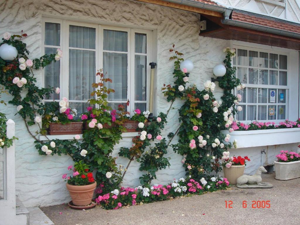 Hotel Restaurant Maison Blanche Rungis Dış mekan fotoğraf